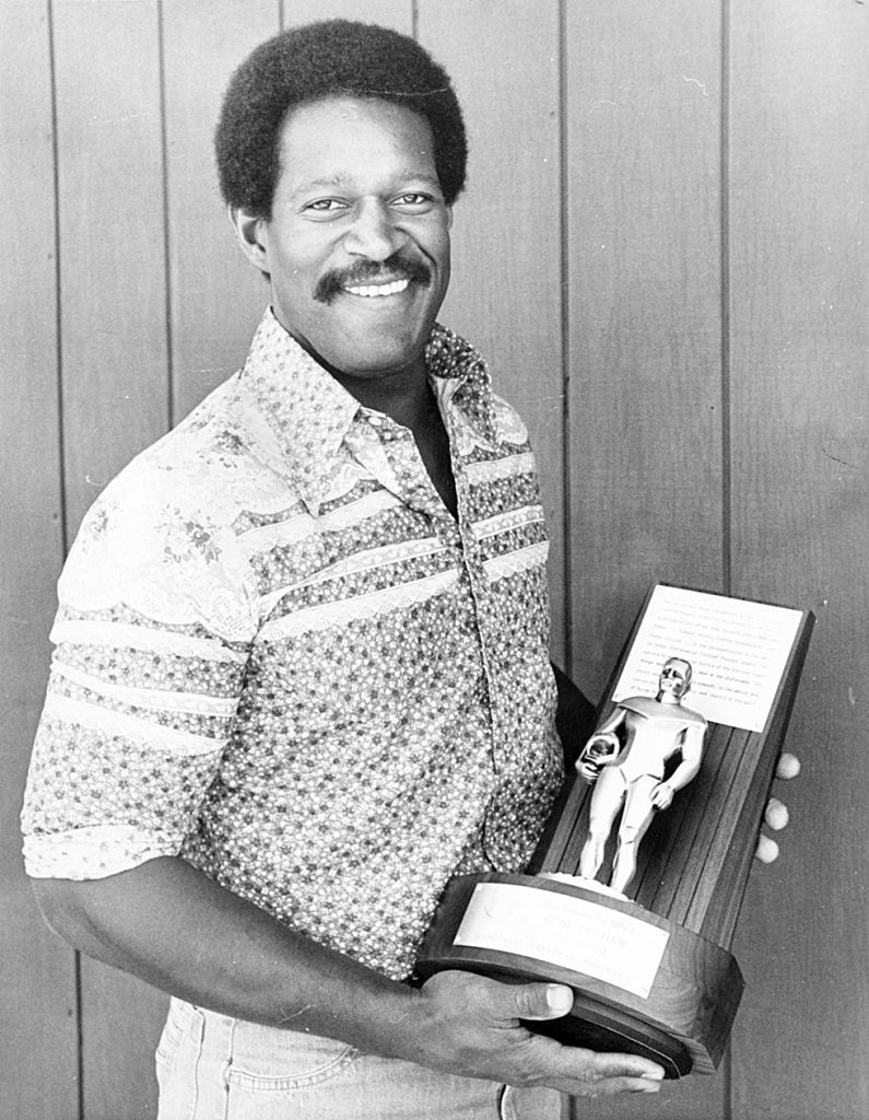 Raiders great Gene Upshaw receives the Whizzer White Humanitarian award in this 1980 file photo. (Russ Reed/Oakland Tribune)